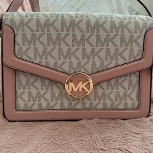Michael Kors Jessie Medium Logo Vanilla/Soft Pink Cross Body Bag.